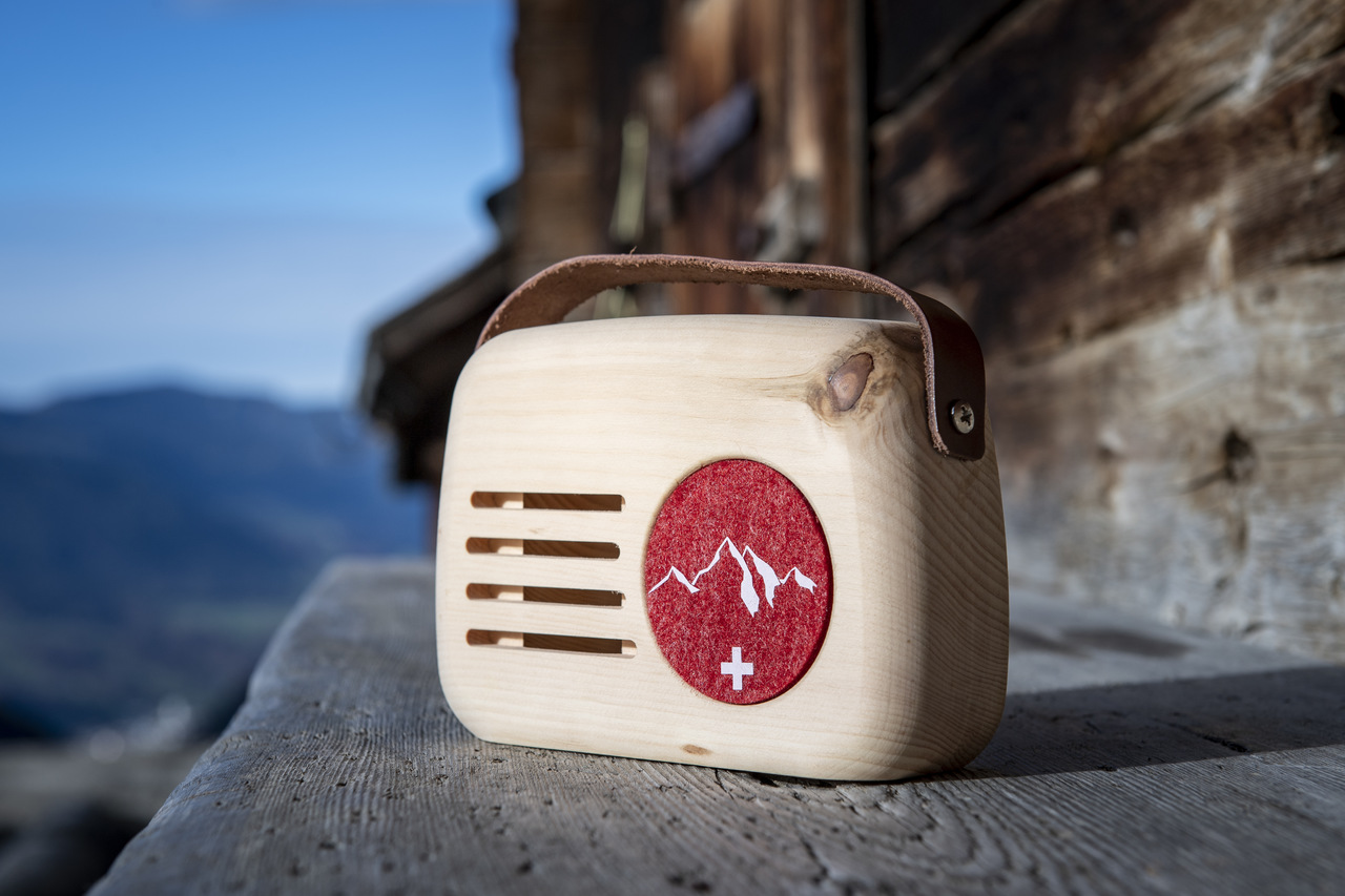 3000_Senn-rot_Bank-1_low-res