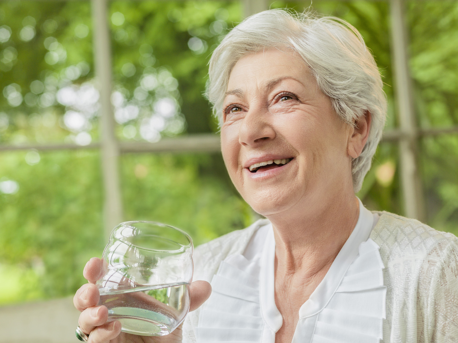 6210-Mythos-Gold-Older-Woman-Laughing-_LoResWqptFoPJGr4YZ